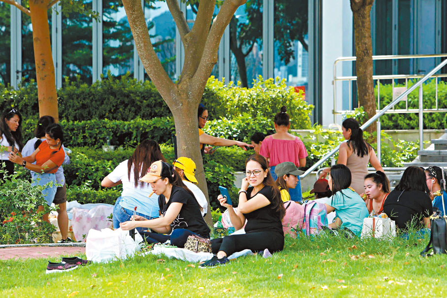 ◆圖為外傭假期時在紅磡海濱公園聚集。 資料圖片