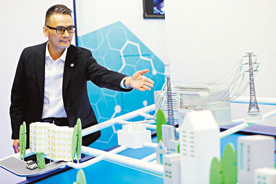 ◆劉浩然講解引發電壓驟降的可能原因及緩解方法。香港文匯報記者萬霜靈 攝