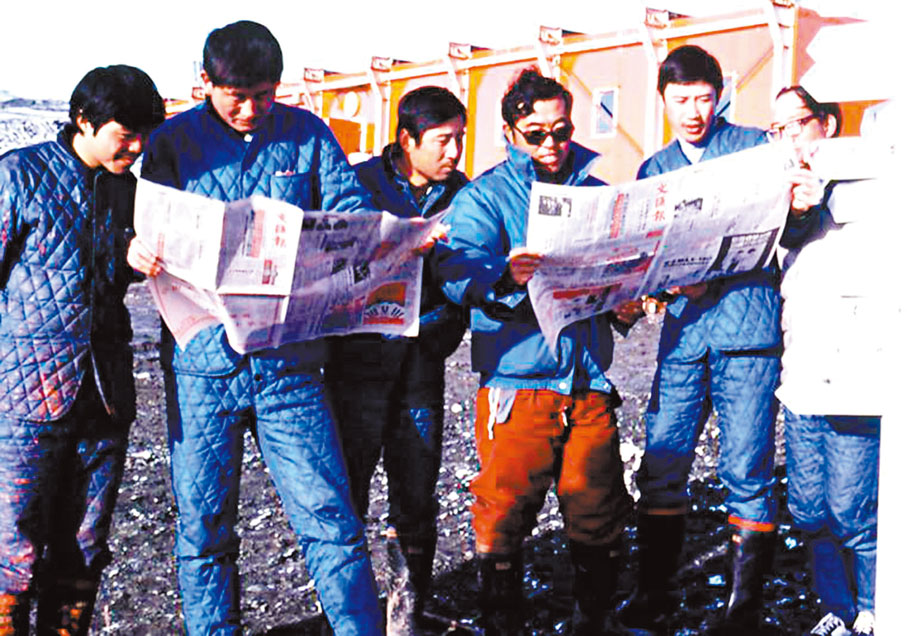 ◆李樂詩曾拍下中國南極考察隊在基地閱讀香港《文匯報》。 受訪者供圖