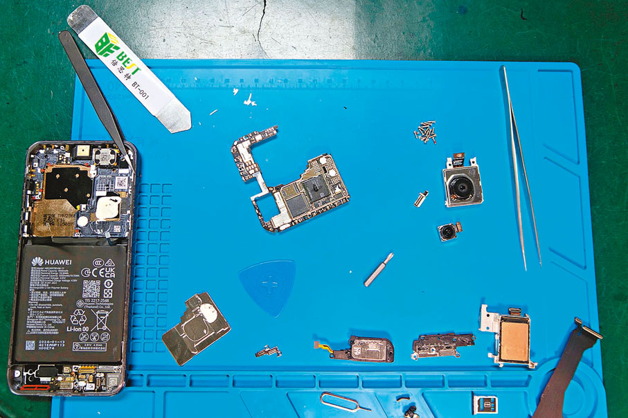 ◆獨立顧問公司拆解Pura 70手機內部結構，發現其採用的中國供應商生產零部件，較過往機型更多。 路透社