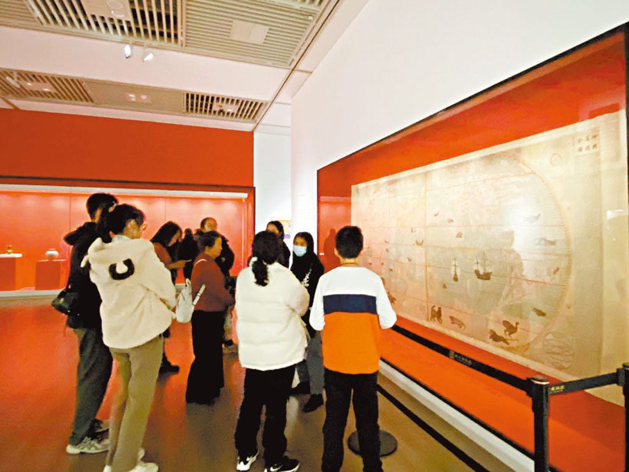 ◆展廳內，《坤輿萬國全圖》吸引觀眾駐足。陳旻  攝