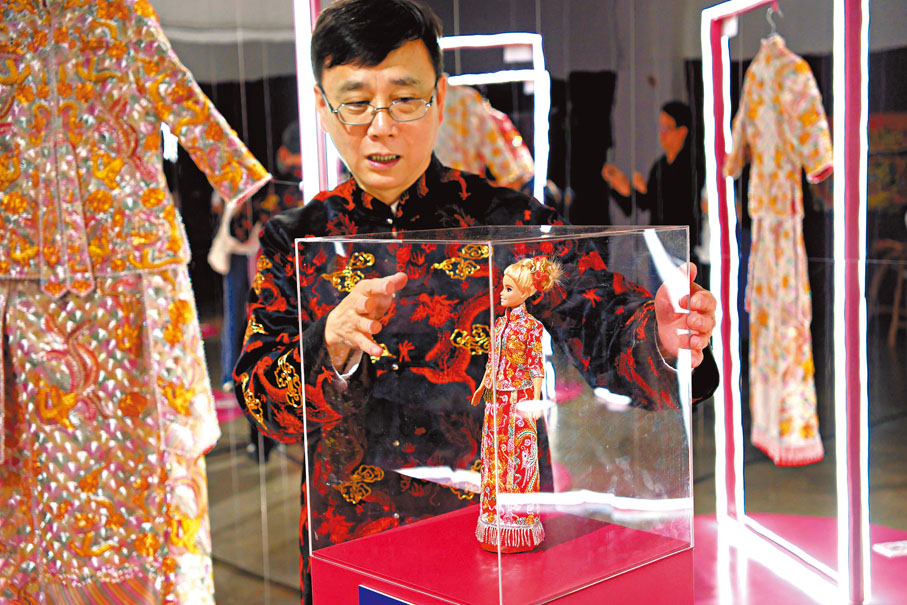 ◆ 黃國興展示新作品:迷你公仔裙褂。