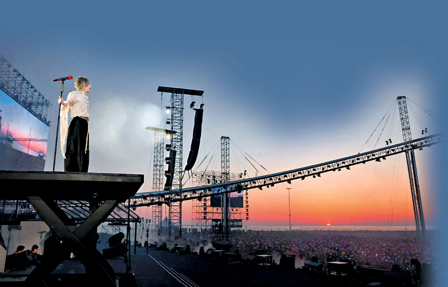 ◆華晨宇與數萬名歌迷一起吹着海風迎接日出。