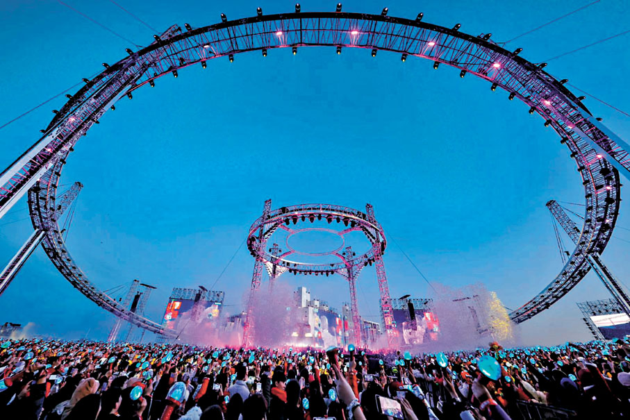 ◆粉絲一同揮舞「火星能量棒」為花花應援。