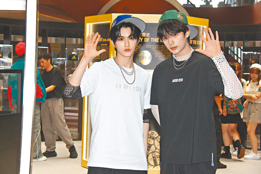 ◆XODIAC成員Sing(右)和Leo難得回港。