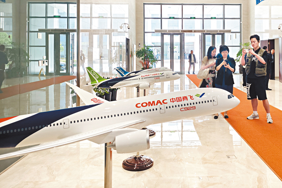 ◆國產大飛機C919商業飛行即將滿周年，自主研製中國首款洲際客機C929也有新進展。圖為中國商飛展示的C929、C919及ARJ21模型。香港文匯報記者海巖  攝