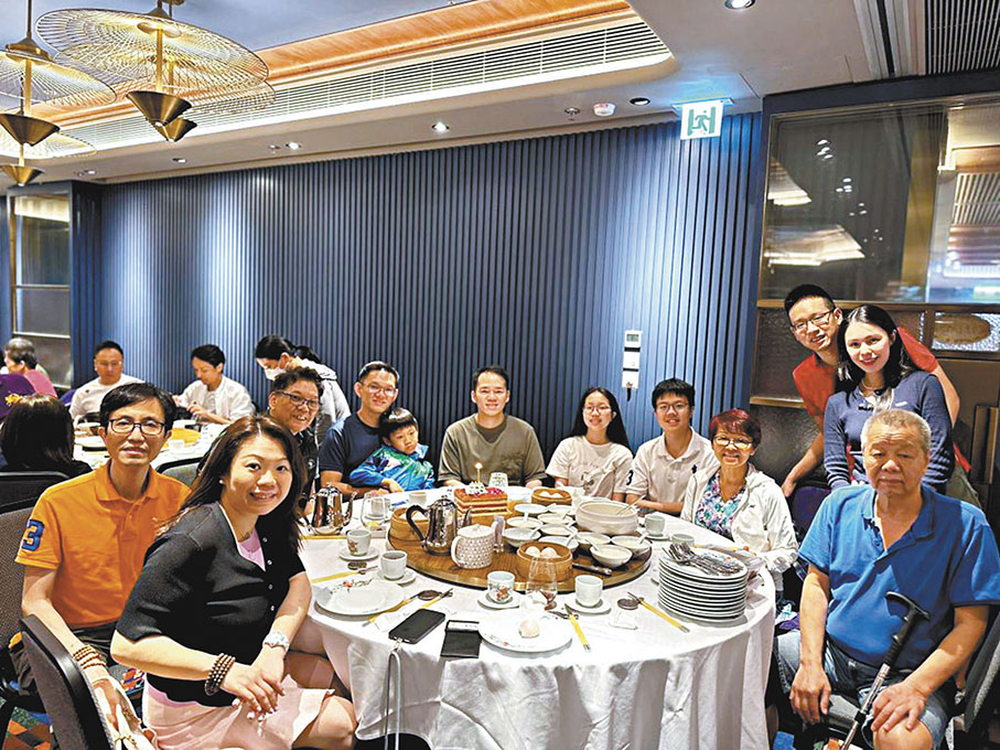 ◆港青陳欣蔚（左一 )與家人在沙田聚餐。香港文匯報深圳傳真