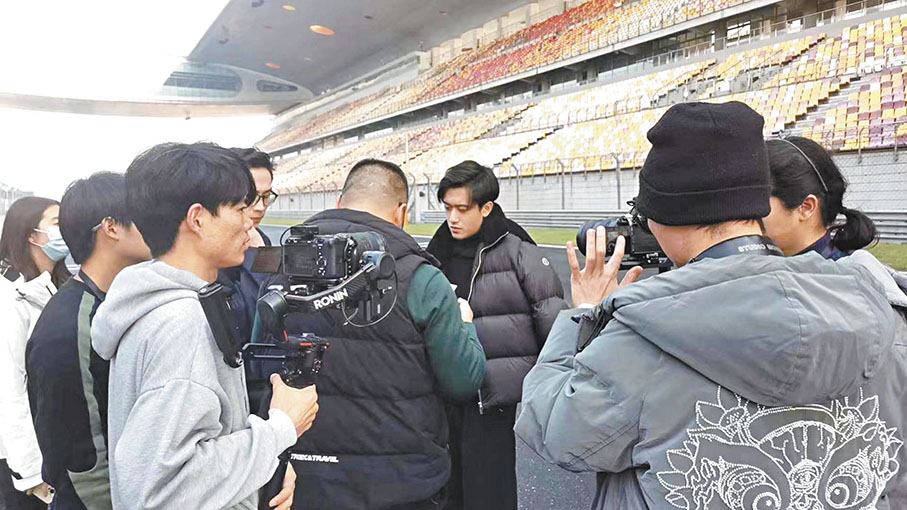 ◆周冠宇在上海國際賽車場參與紀錄電影拍攝。 香港文匯報上海傳真