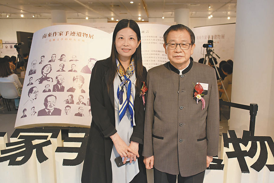 ◆香港文學館館長潘耀明（右）與助理館長羅光萍。 小凡  攝
