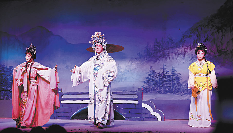 ◆（左起）林芳和陳科翰表演瓊劇。