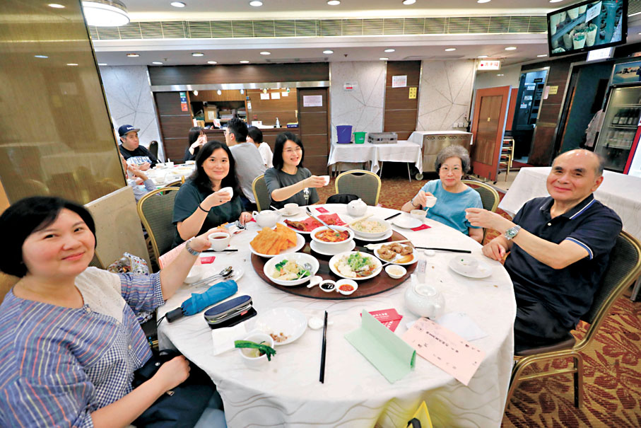 ◆郭小姐（左一）與家人慶祝母親節。香港文匯報記者北山彥  攝