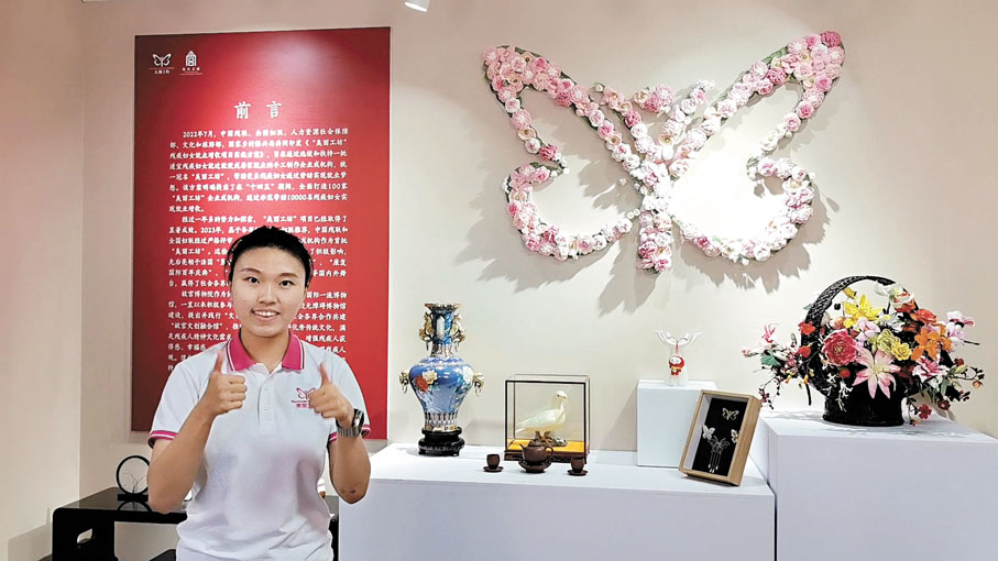 ◆聽障女孩寧鯨蓉現場講述身後的「美麗工坊」蝴蝶標識。香港文匯報記者馬曉芳 攝