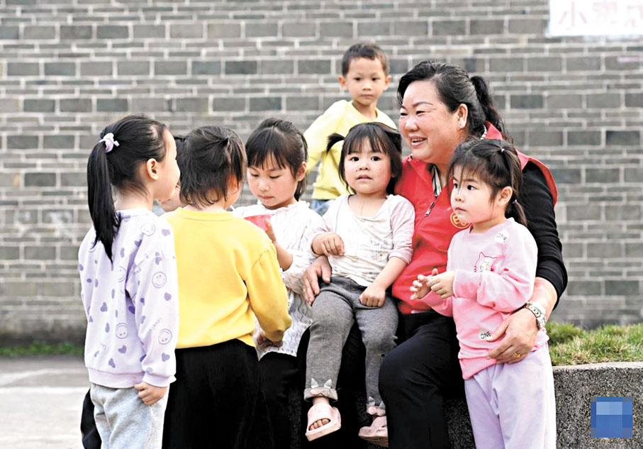 ◆在廣西賓陽縣中華鎮的「留守兒童之家」活動室外，張清秀和孩子們在交流。 網上圖片