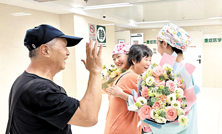 ◆被救患者（左一）及家屬向北京協和醫院重症醫學科護士高越（右一）和劉冰（左二）道謝。 網上圖片