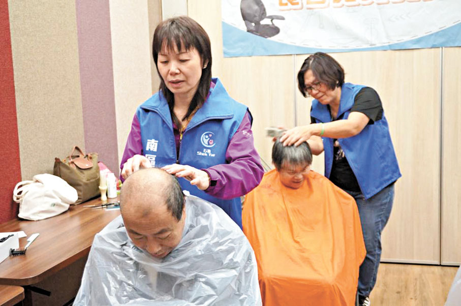 ◆南區關愛隊舉辦長者義剪日，為有需要的長者理髮。作者供圖