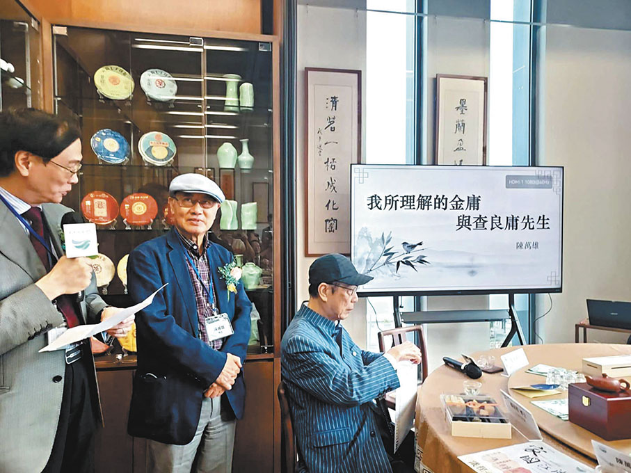 ◆茶話會現場的馮錦榮院長（左）和陳萬雄博士（中）。 作者供圖