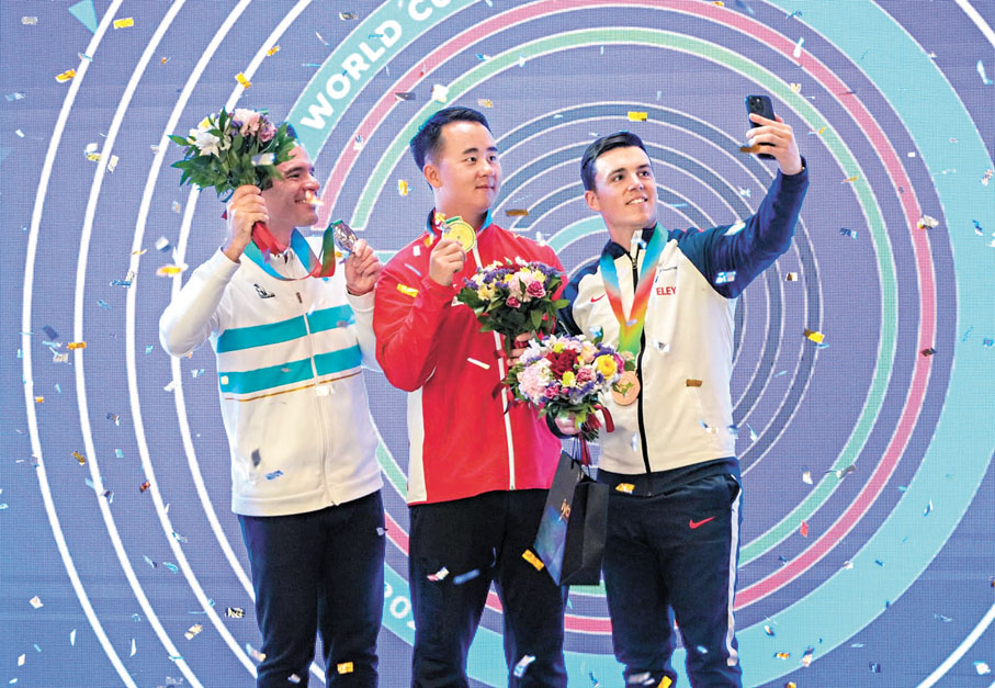 ◆呂健林（中）獲得男子飛碟雙向項目冠軍。 ISSF圖片