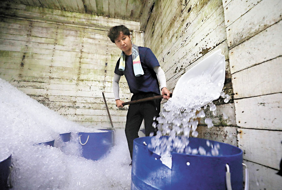 ◆60年歷史的長洲冰廠，保留人手鏟冰。香港文匯報記者郭木又 攝