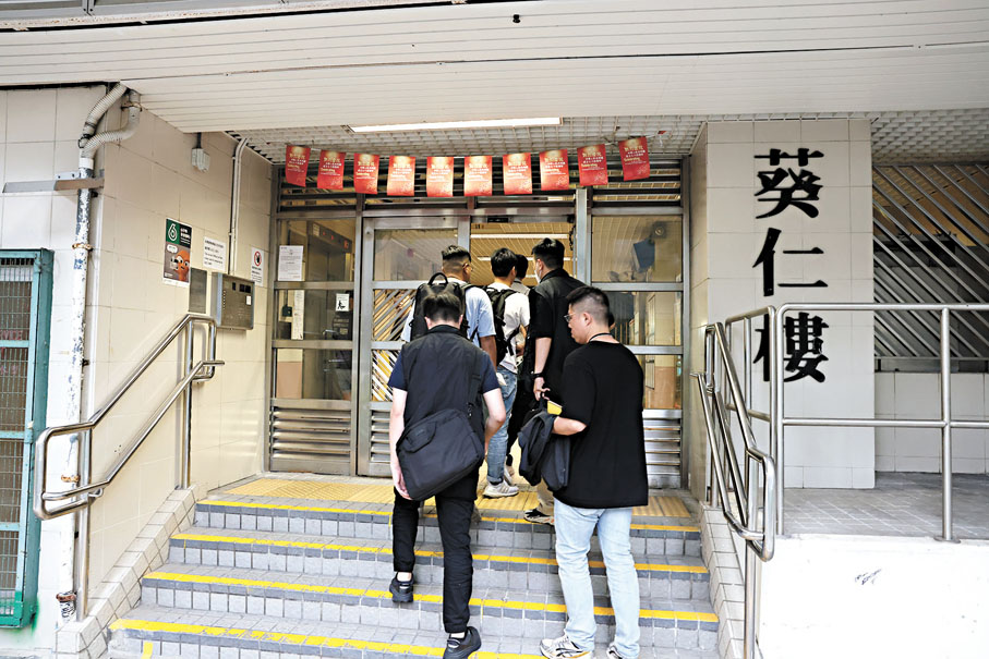 ◆葵芳邨葵仁樓一單位昨日發生母攜子燒炭命案，探員到場調查。香港文匯報記者鄺福強  攝