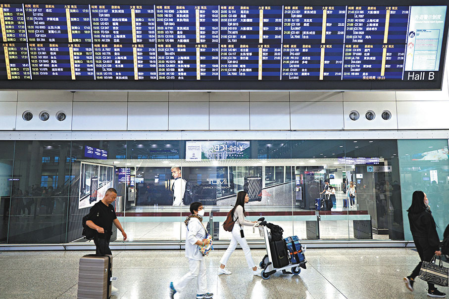 ◆香港特區政府昨日表示，正與航空公司商討，盡快增設新增個人遊城市新航線及加開航班，便利旅客來港旅遊。圖為香港國際機場。 資料圖片