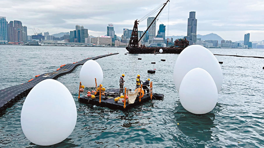 ◆工程人員正將充氣蛋安置在海面。 康文署供圖