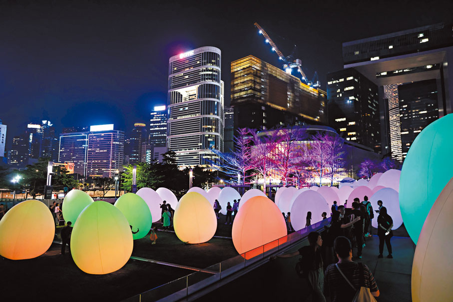 ◆發光蛋為香港夜晚添上繽紛色彩。   中通社圖片