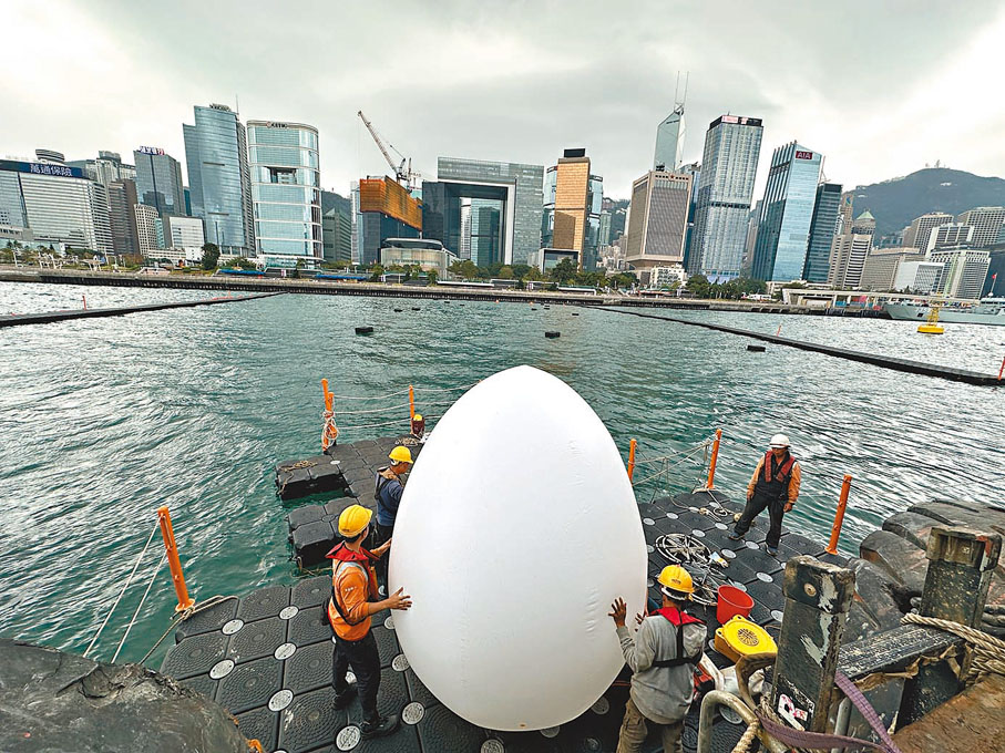 ◆團隊為斷研究測試，完善海面展品固定。   康文署供圖