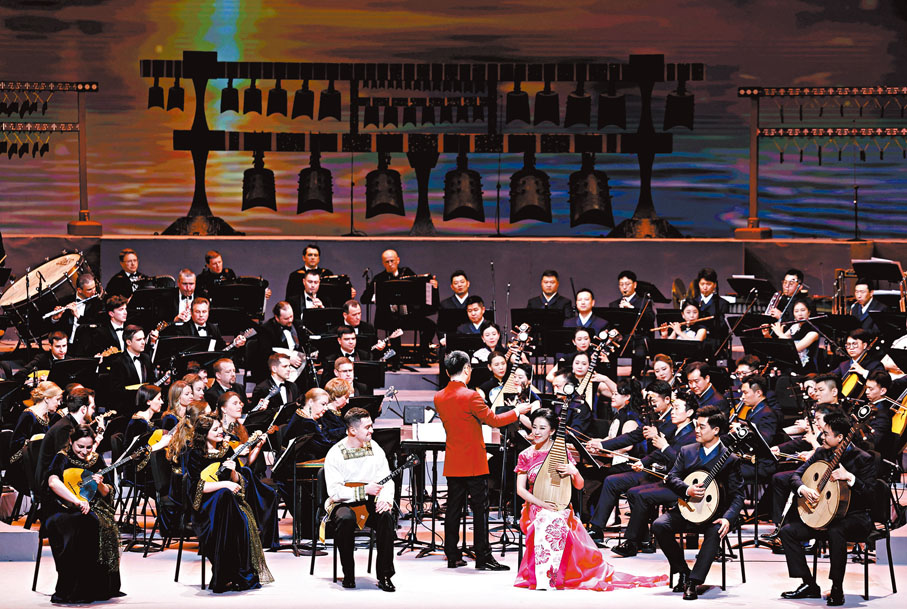 ◆5月16日下午，「中俄文化年」開幕式暨慶祝中俄建交75周年專場音樂會在北京國家大劇院舉行，中俄兩國藝術家聯袂呈現精彩文藝演出。 中新社