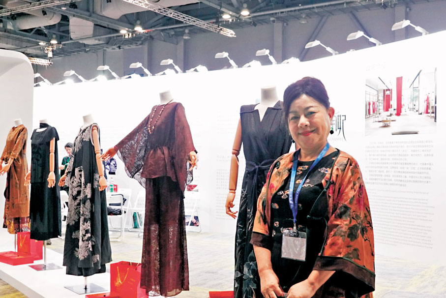 ◆孫育卿博士和她創立品牌的香雲紗服飾。香港文匯報記者依江  攝