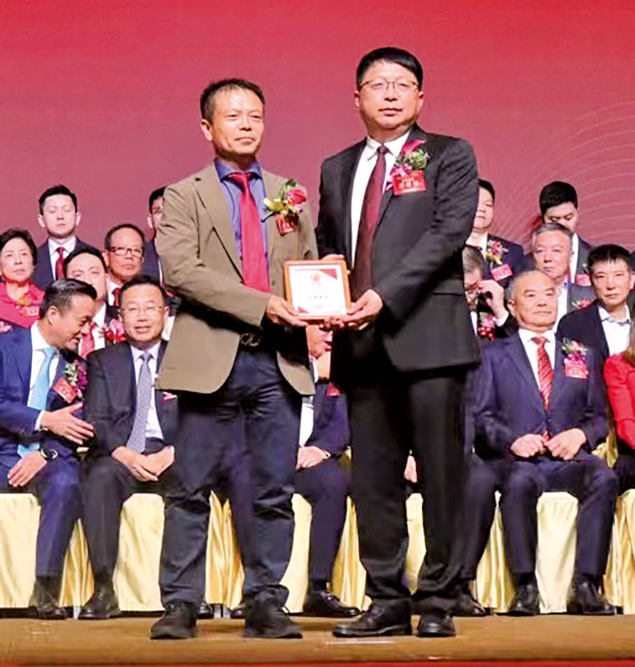 ◆劉藝波（右）向新任名譽會長蔡建國頒發證書。