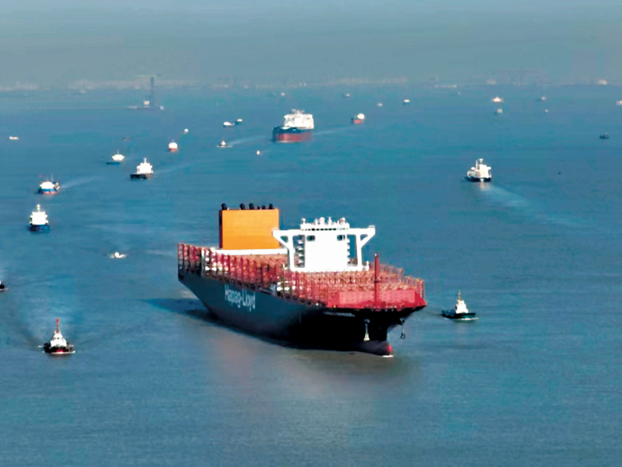 ◆16日，二艘超大型新造船從長江泰州港編隊出江試航，編隊總長約2.5公里創紀錄。 中新社
