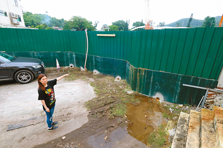 ◆村民林太指，建築地盤以鐵板圍封，暴雨時阻擋去水。香港文匯報記者涂穴  攝