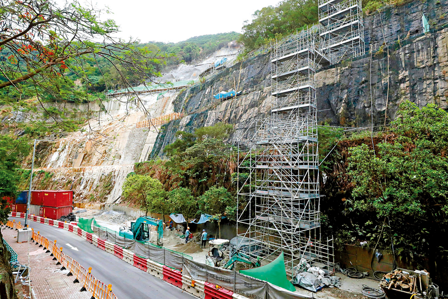 ◆耀東邨塌山泥的斜坡加固工程至今未竣工，居民出行多有不便。 香港文匯報記者郭木又  攝