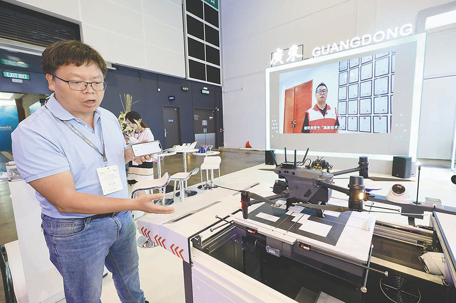 ◆廣東鴻源智能科技蘇國明指旗下無人機可自動化操作。香港文匯報記者北山彥 攝