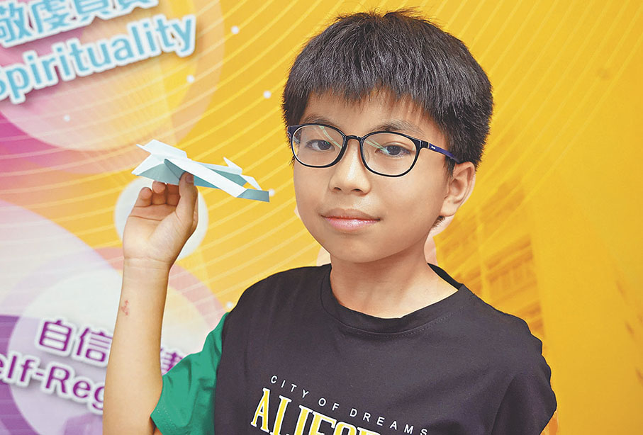 ◆郭同學所製作的紙飛機是在場飛得最遠的紙飛機。