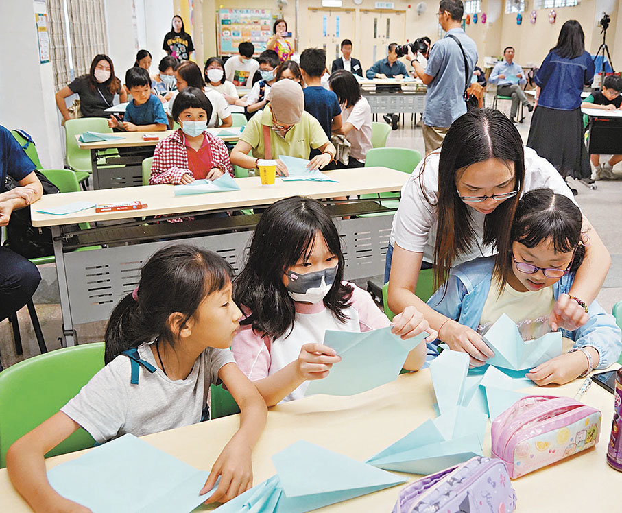 ◆小朋友學習摺紙飛機。 