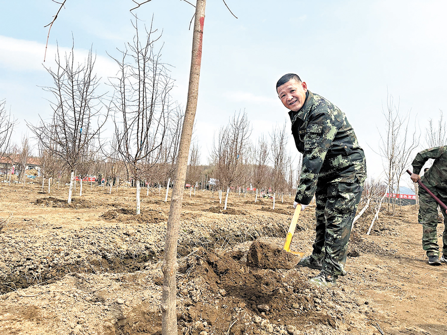 ◆黑龍江省亞布力林業局有限公司林下經濟部部長張連海參加植樹活動。香港文匯報記者于海江  攝