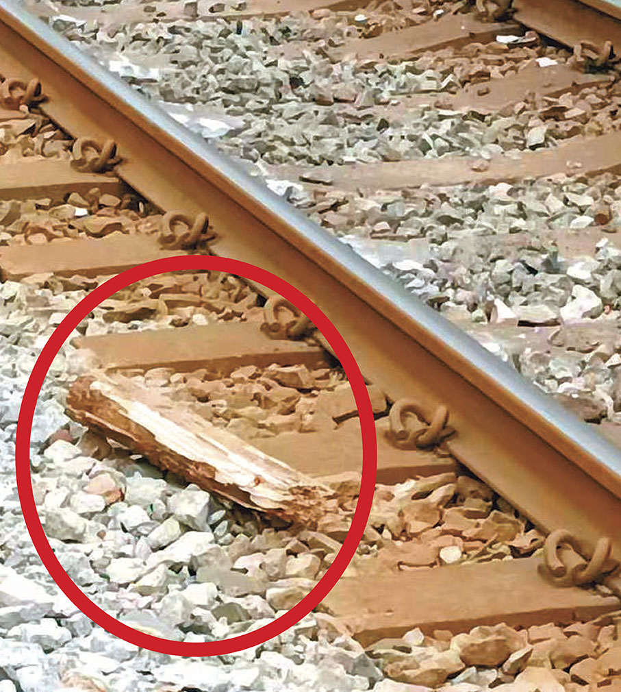 ◆現場路軌遺下懷疑引致輕鐵出軌的木板（紅圈示）。 香港文匯報記者鄺福強  攝