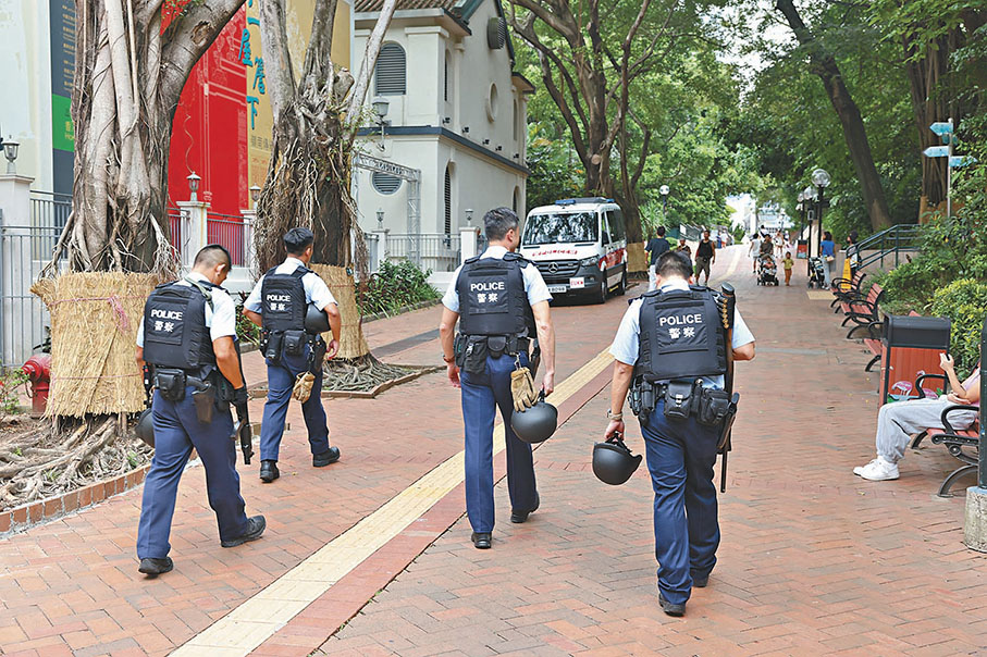 ◆警方重兵護送國寶文物到九龍公園。 香港文匯報記者鄺福強  攝