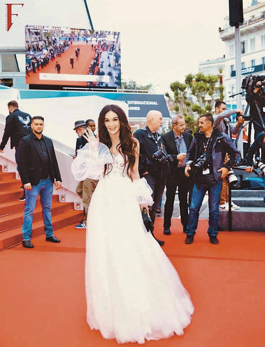 ◆溫碧霞穿上白色喱士露肩長裙現身紅地毯。