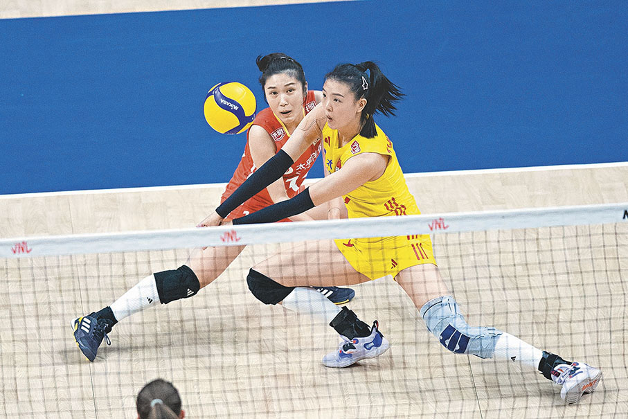 ◆中國球員張常寧（右）、王夢潔在比賽中救球。 新華社