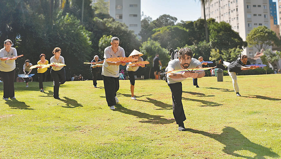 ◆巴西民眾練習太極扇。