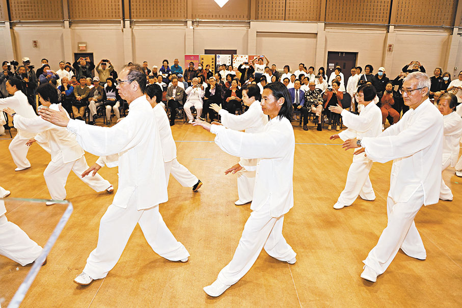 ◆在大多倫多中華文化中心，太極習練者進行團體表演。