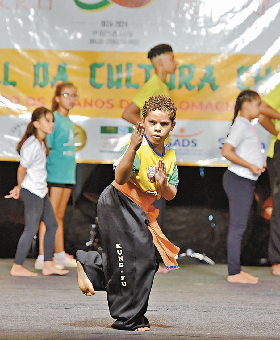 ◆小演員在「中國文化日」中巴文化匯演舞台上表演太極拳。