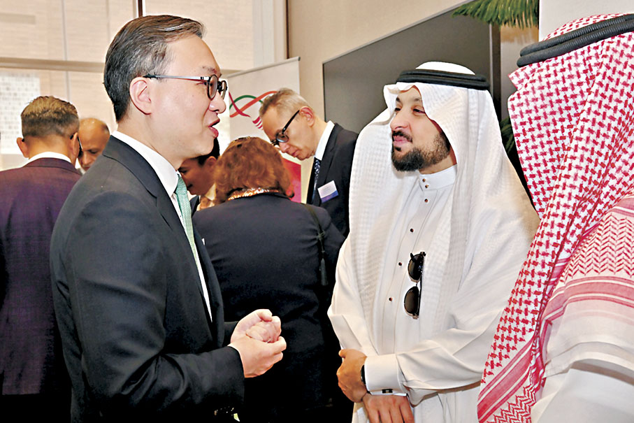 ◆林定國（左）與沙特商事仲裁中心首席執行官Hamed Merah博士（右）在交流午宴交談。