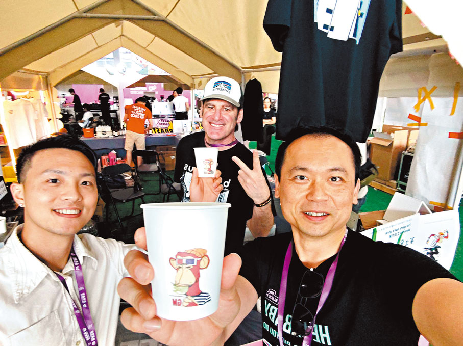 ◆咖啡派對上，謝子超（右）與中外餐飲業從業者打成一片。 香港文匯報廣州傳真