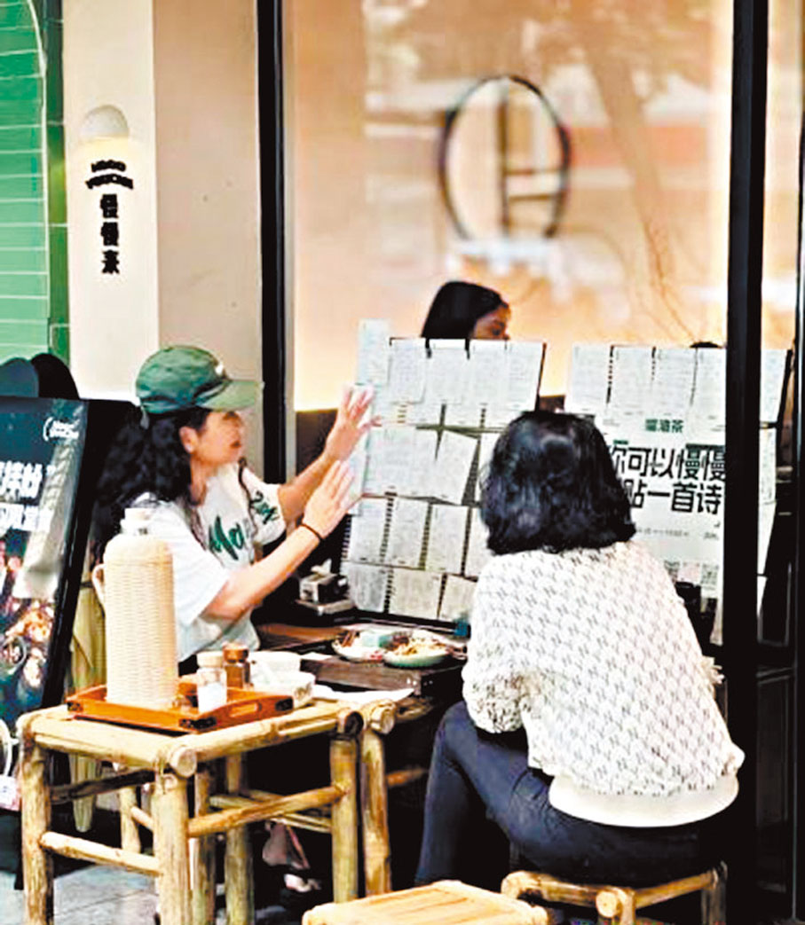 ◆南寧市一新潮油茶店前，民眾喝油茶品味慢生活。 網上圖片