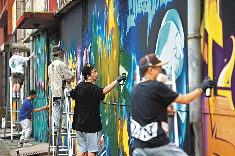 ◆北京798藝術區舉辦的藝術節，藝術家正進行塗鴉創作。 資料圖片