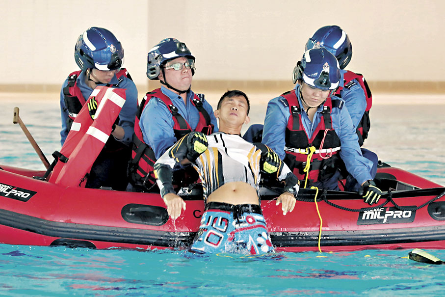 ◆民安隊模擬水位上升，使用救生艇、導引繩以最快路線救出被困的一家。 香港文匯報 記者 黃艾力 攝