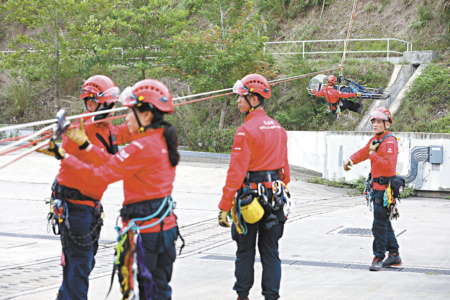 ◆民安隊展示無人機協助搜救。 香港文匯報 記者 黃艾力 攝
